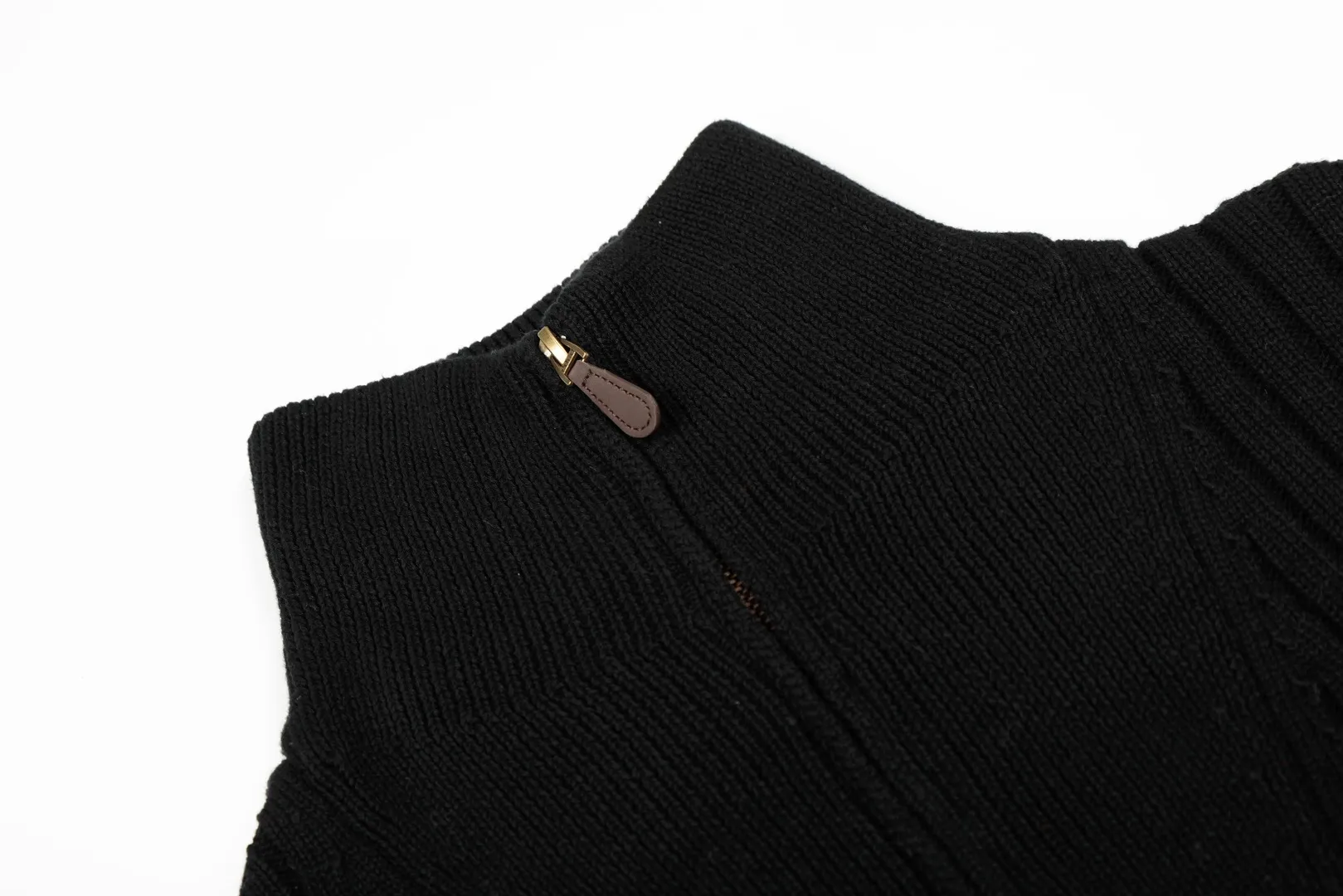 P250 Top quality" Style number: DS114# (not off the shelves all year round) [Ralph Lauren half-zip solid color pony embroidered logo striped knitted sweater] ✅Ralph Lauren half-zip classic basic versatile unisex couple pullover sweater ✅Main supplier platform live broadcast Wholesale entity Replenish when out of stock Not off the shelf ✅ZP quality 1:1 version Scan the code to enter the GF website Counter quality ✅Detailed quality The only one in Guangzhou Imported quality cotton yarn, focusing on high-end, cost-effective, good quality needless to say. ✅Restore the original version. The maximum size can be worn up to 190 pounds. Loose, comfortable and stress-free. ✅The upper body is simple and easy to match. A must-have item for ootd. Good-looking clothes are never picky. Recommended must-have items in the wardrobe. Size: S-XL. Color: Black, white, gray, khaki, navy blue, white label, red gold label.